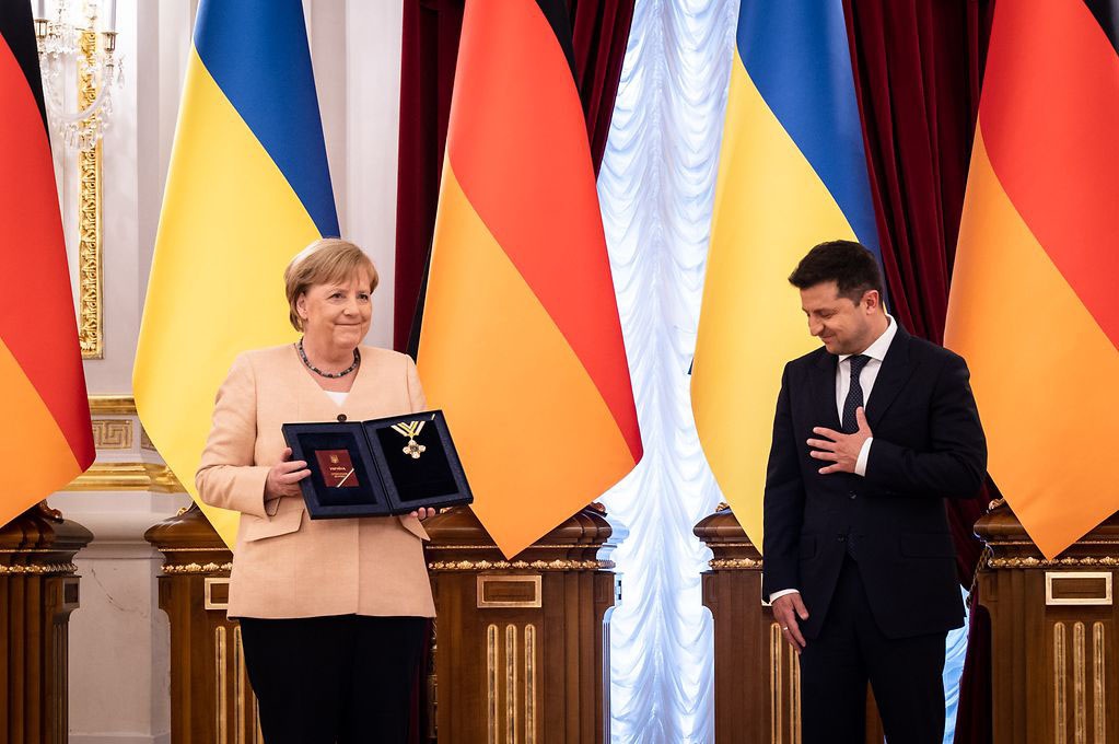 На прощание Зеленский вручил Меркель Орден Свободы - за особые заслуги в защите суверенитета и независимости Украины.