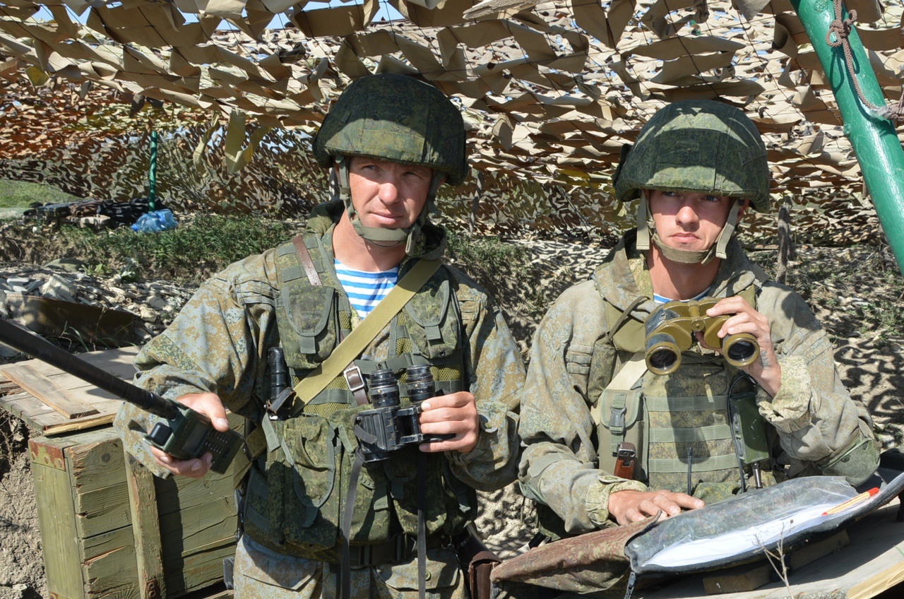 На КП тактической группы майора Г. Жовтыго (слева).
