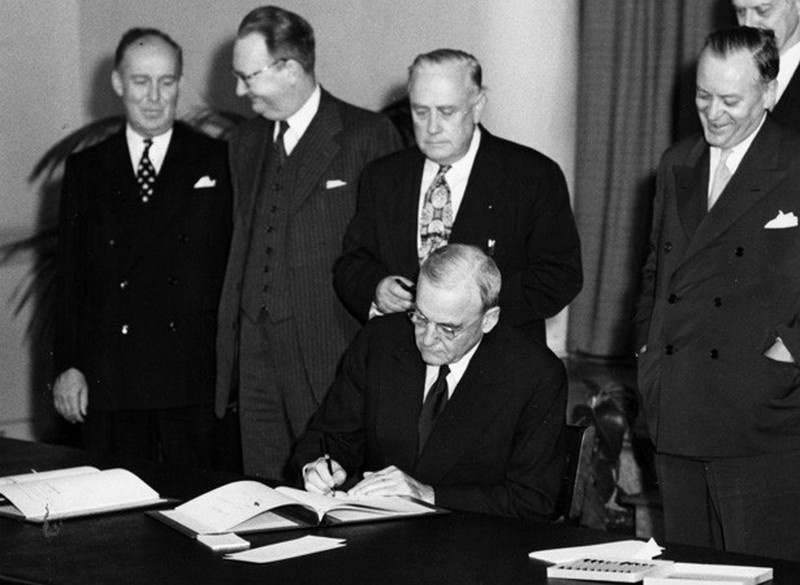 Госсекретарь США Джон Фостер Даллес подписывает договор ANZUS в Сан-Франциско в 1951 году.