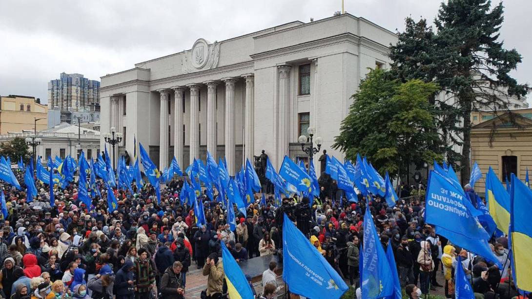 И пророчат Зеленскому майдан то завтра, то послезавтра, то ещё через какой-то отрезок времени. А комик-президент слушает, да ест. Свой народ.