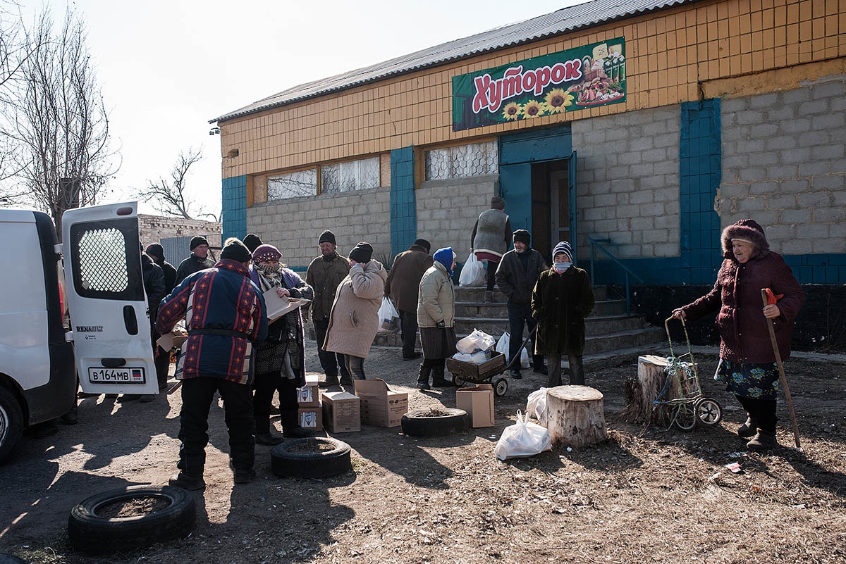 В Большом Коминтерново для получения продуктов люди собрались у магазина.