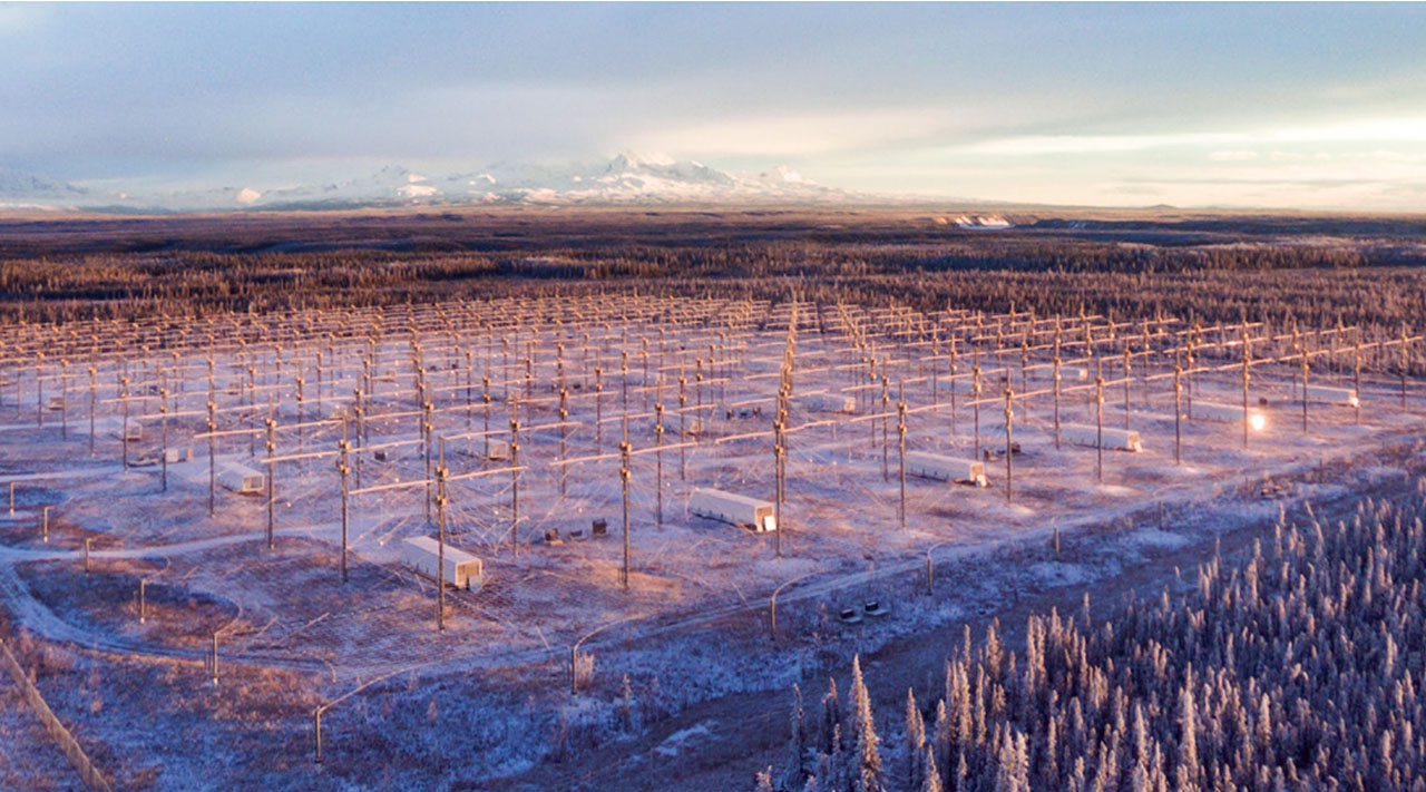 Комплекс HAARP на Аляске, созданный в 1997 году для ионосферных исследований, изучения природы ионосферы и развития систем противовоздушной и противоракетной обороны.