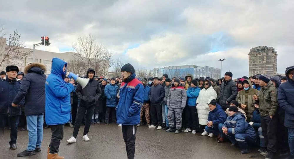 Действиями безликой толпы руководили лица, одетые в однотипные яркие, хорошо заметные куртки.