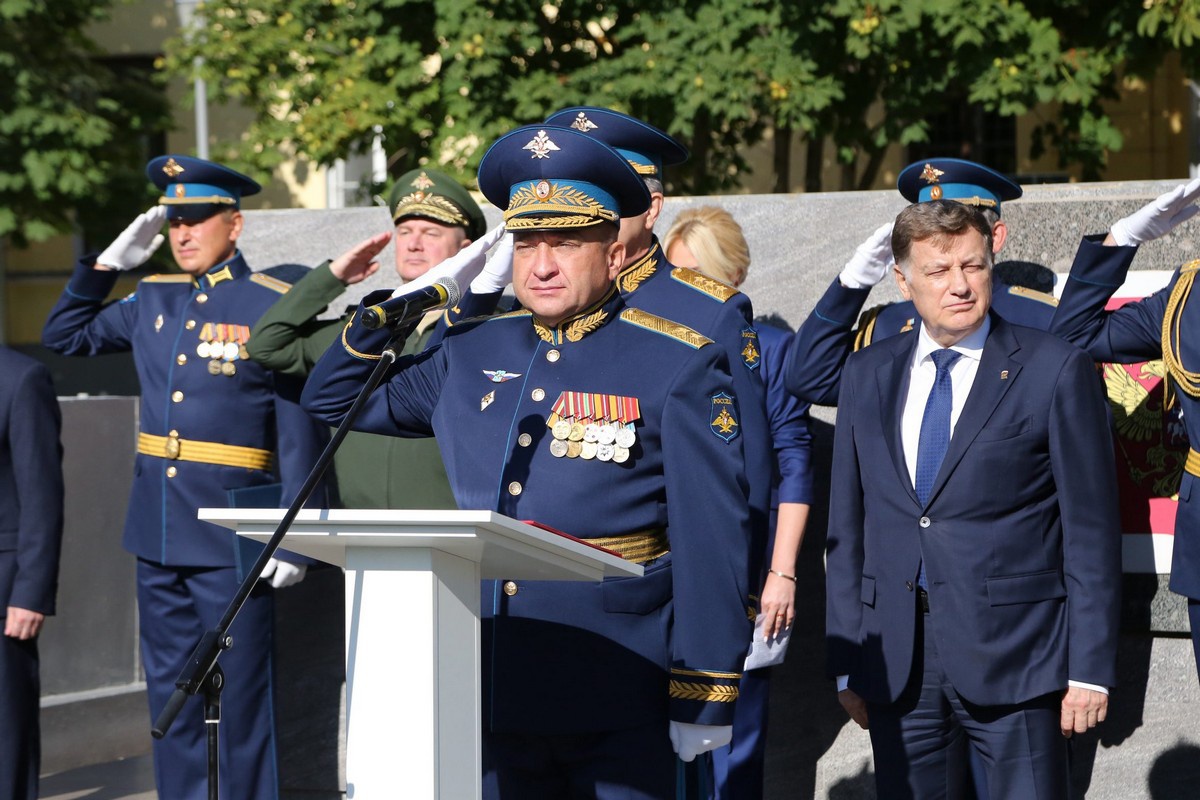 Быть офицером - огромная честь, и этому званию нужно постоянно соответствовать.