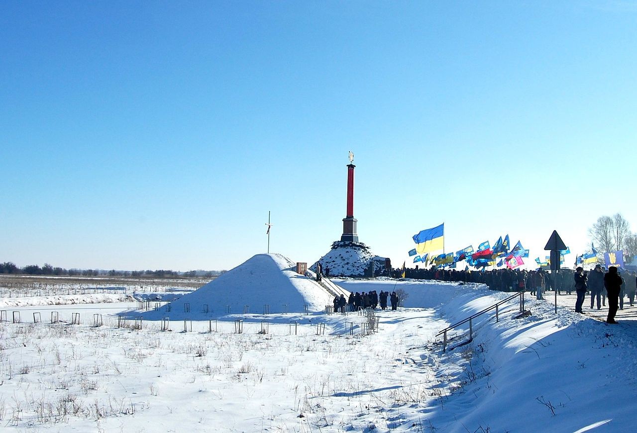 В мемориале «памяти героев Крут», созданном украинскими властями, используются железнодорожные вагоны, схожие с теми, которые в годы Гражданской войны использовались.