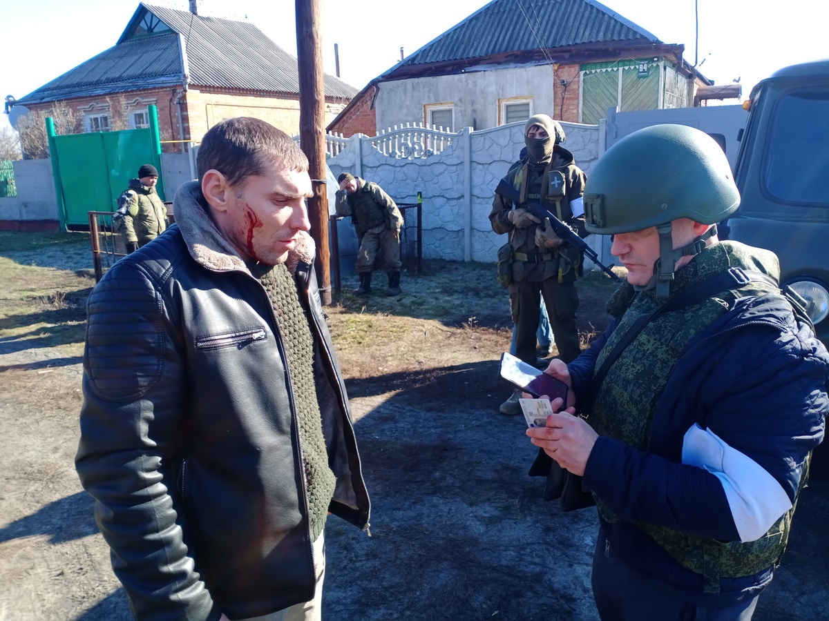 Были задержаны три подозрительных типа в гражданской одежде.