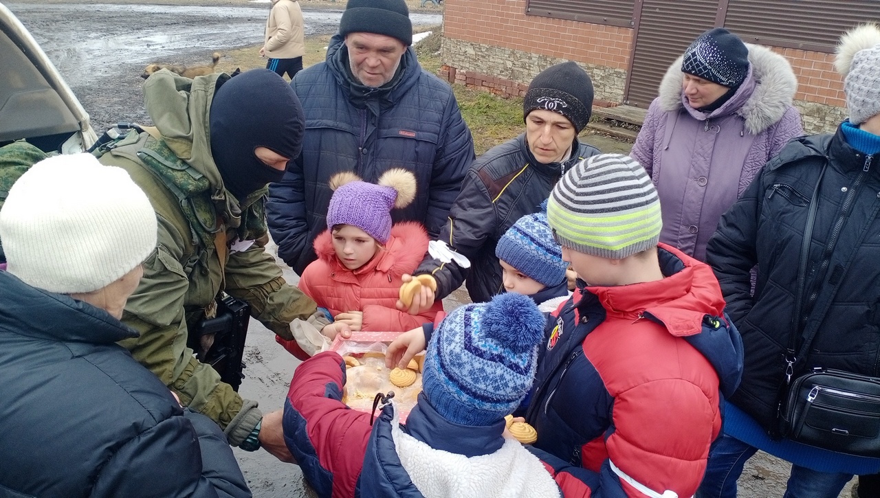 Российские военные делятся с местным населением всем, чем могут.