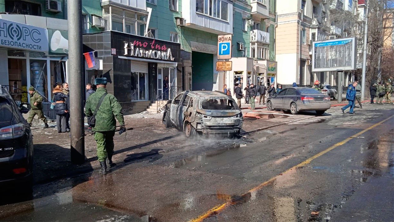 На месте падения обломков ракеты ТРК «Точка-У» в центре Донецка. В результате падения осколков погибли 20 человек.