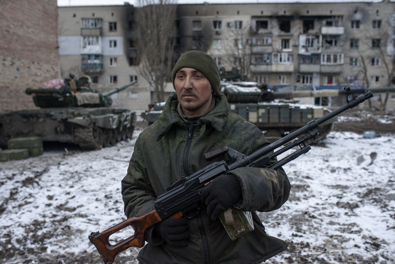 Боец спрыгивает на землю и называет свой позывной - «Остап».