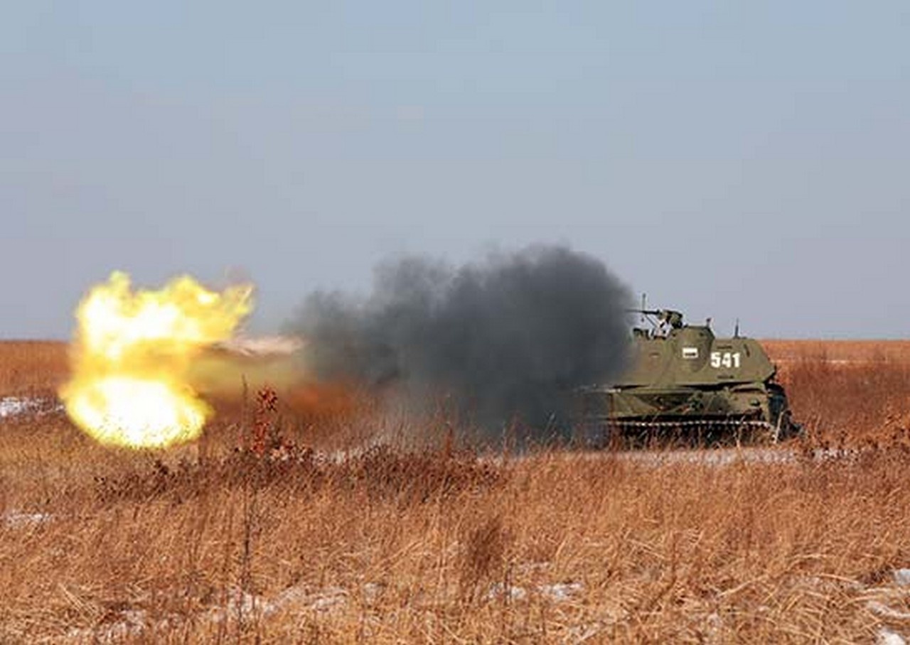 Артиллеристы Восточного военного округа на общевойсковом полигоне Трёхречье в Амурской области тренируются выполнять задачи боевой стрельбы различной степени сложности.