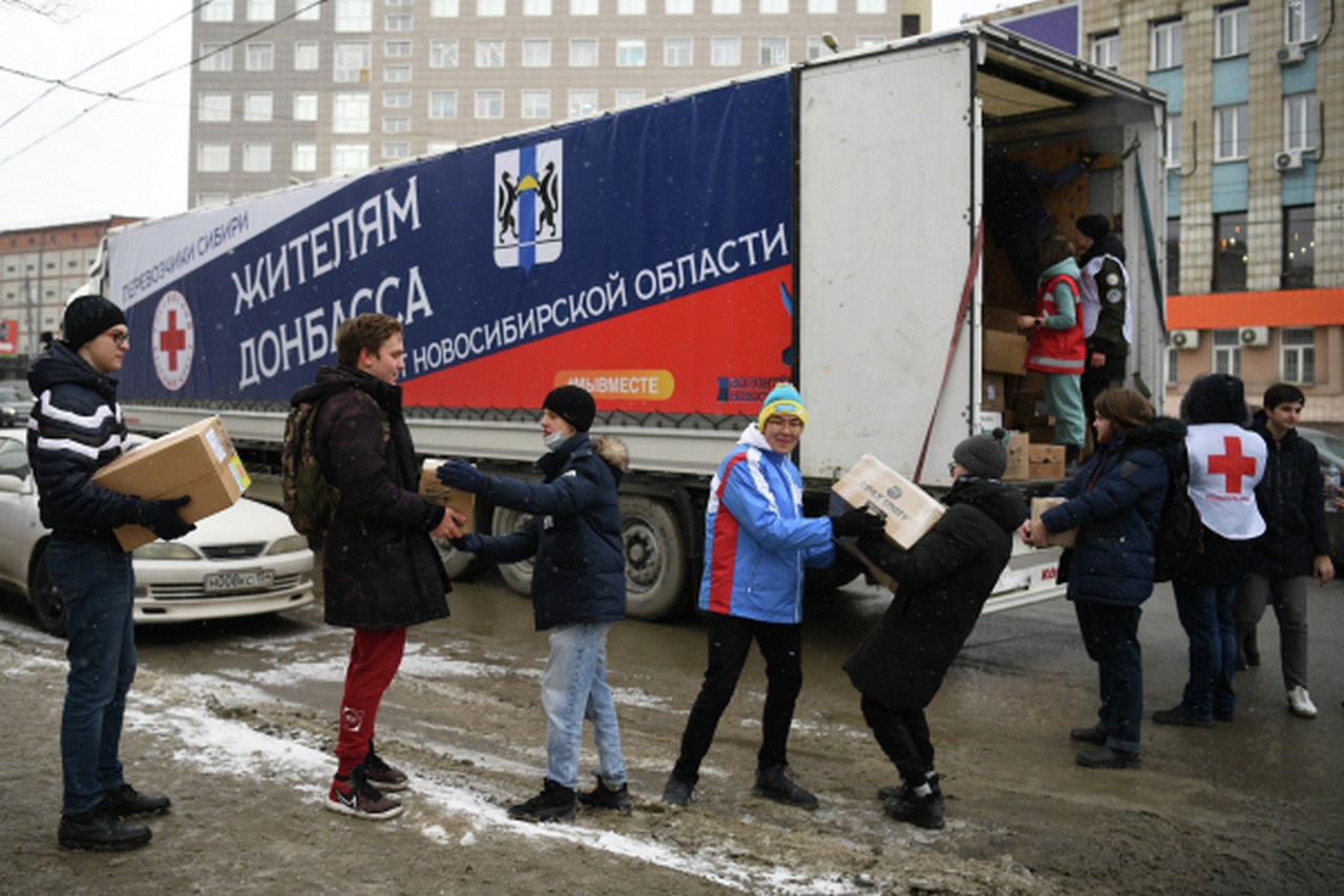 Поверьте волонтёрам. Организованная в настоящее время доставка и раздача гуманитарной помощи населению имеет важное значение.