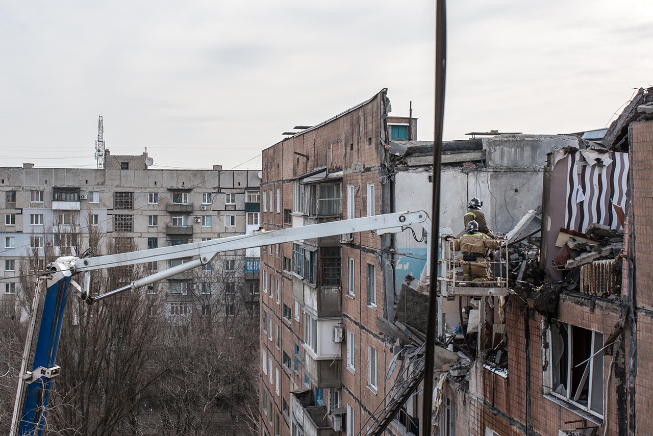 Сотрудники МЧС, проявив самоотверженность, вели разбор завалов дома во время обстрела района.