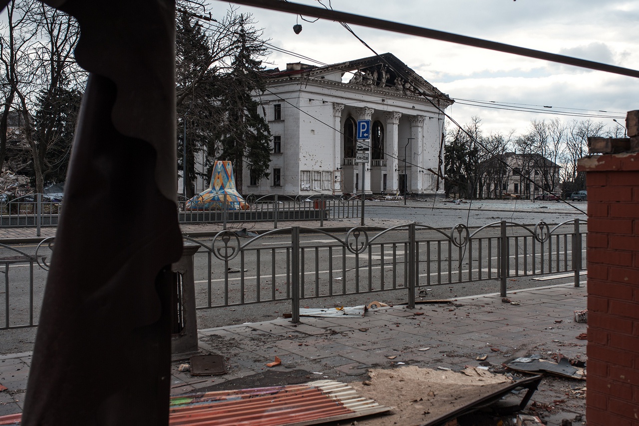Мариупольский драмтеатр издалека выглядит почти не пострадавшим.