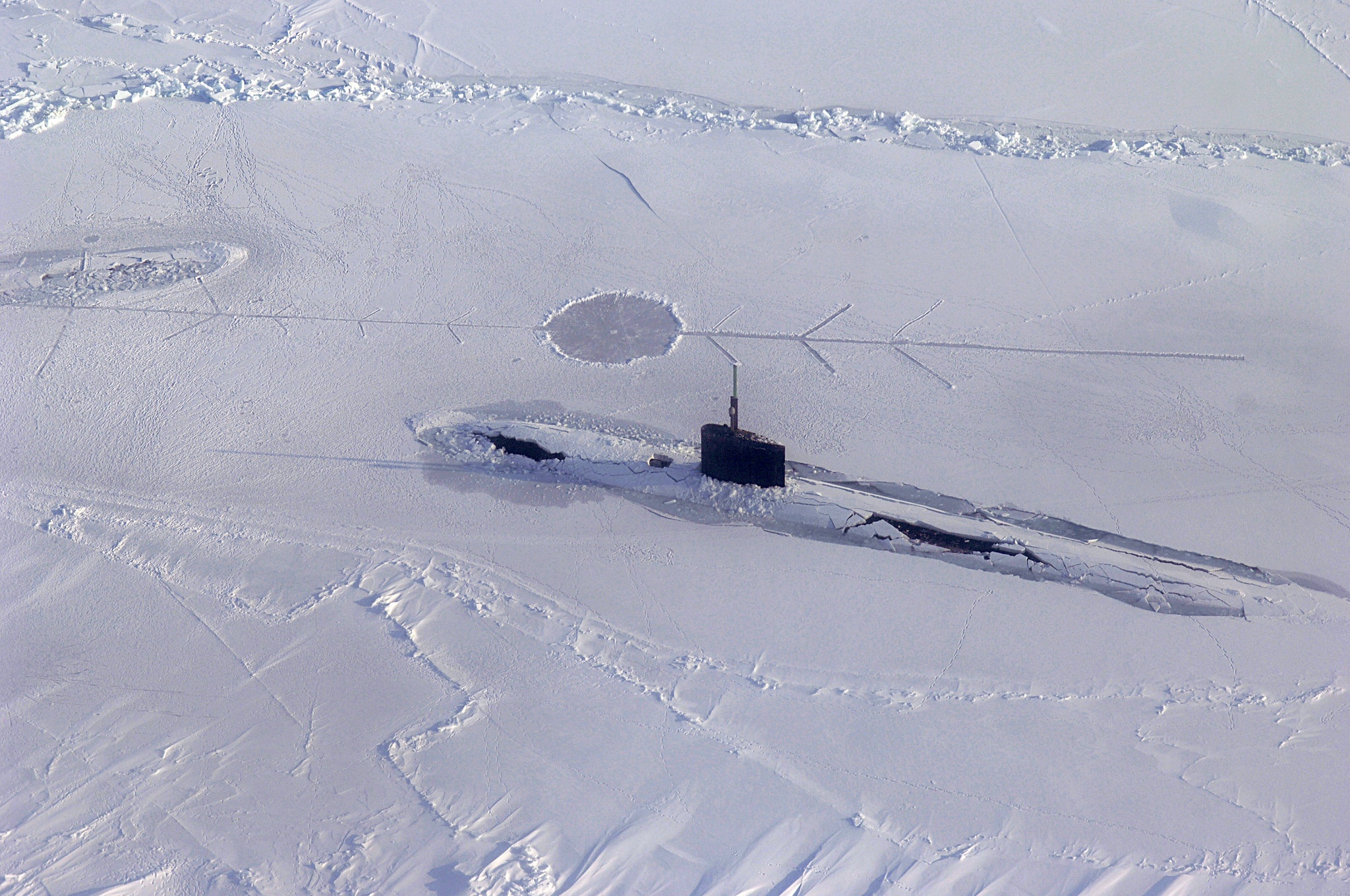 Ударная подводная лодка класса «Лос-Анджелес» USS Alexandria (SSN 757) пробивает лёд.