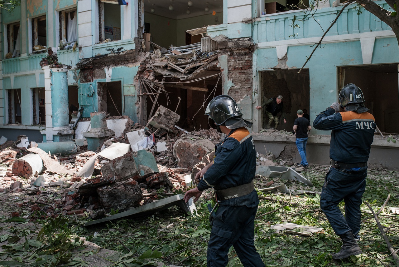 Центральная часть фасада здания школы от разрыва полностью обрушилась. Работают сотрудники МЧС и  СЦКК.