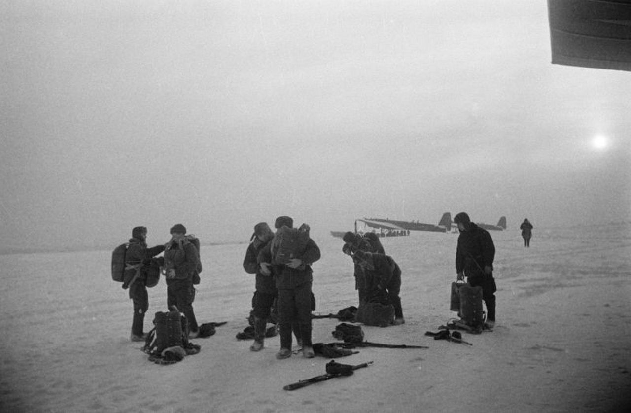 Десантники возле самолёта ТБ-3.