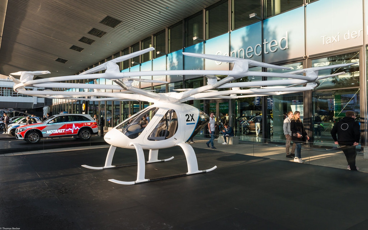 Volocopter - это электрический многороторный вертолёт. У модели 2X двенадцать винтов и два сиденья.