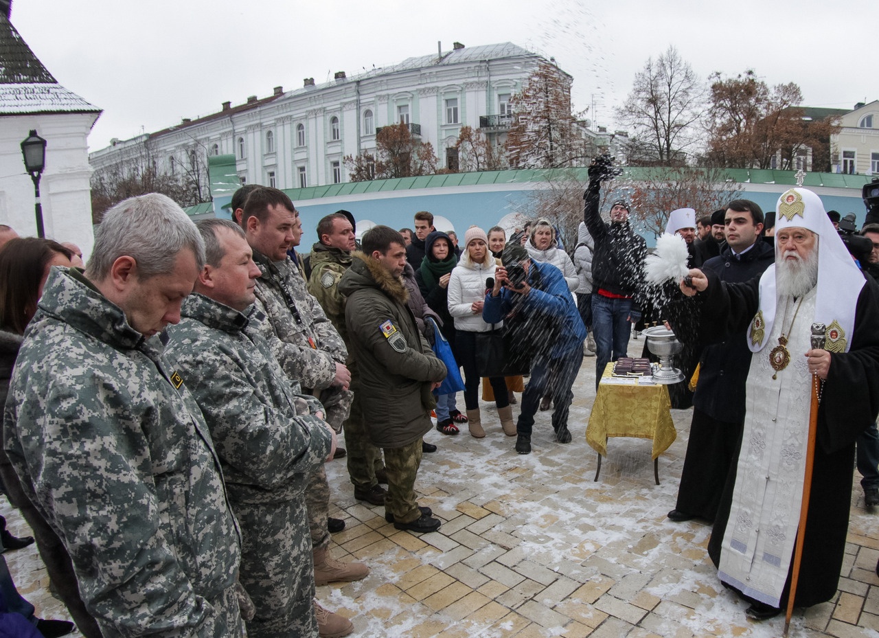 Глава Украинской православной церкви раскольник-патриарх Филарет благословляет боевиков «Правого сектора» (экстремистская организация, запрещённая в РФ).