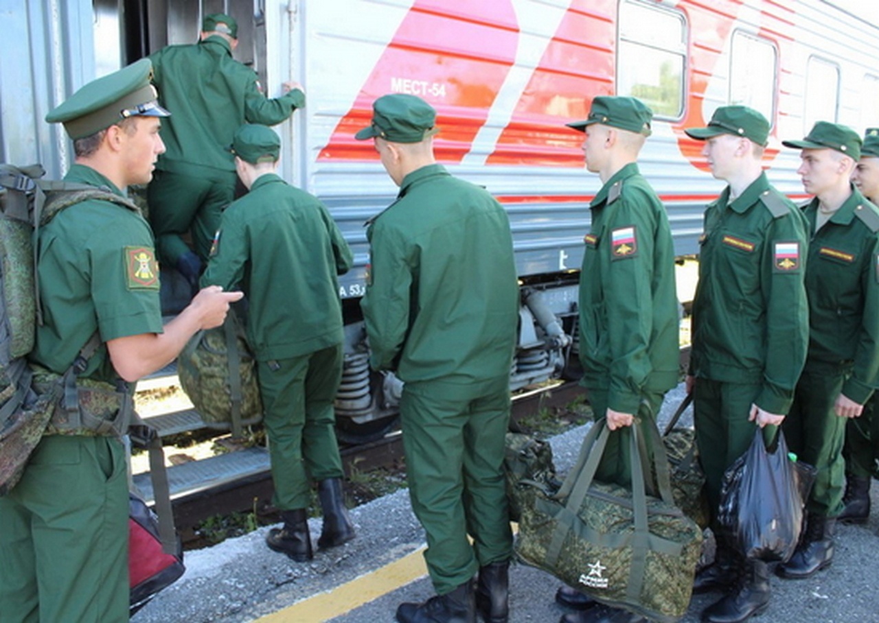 Команда новобранцев отправляется к месту несения службы.