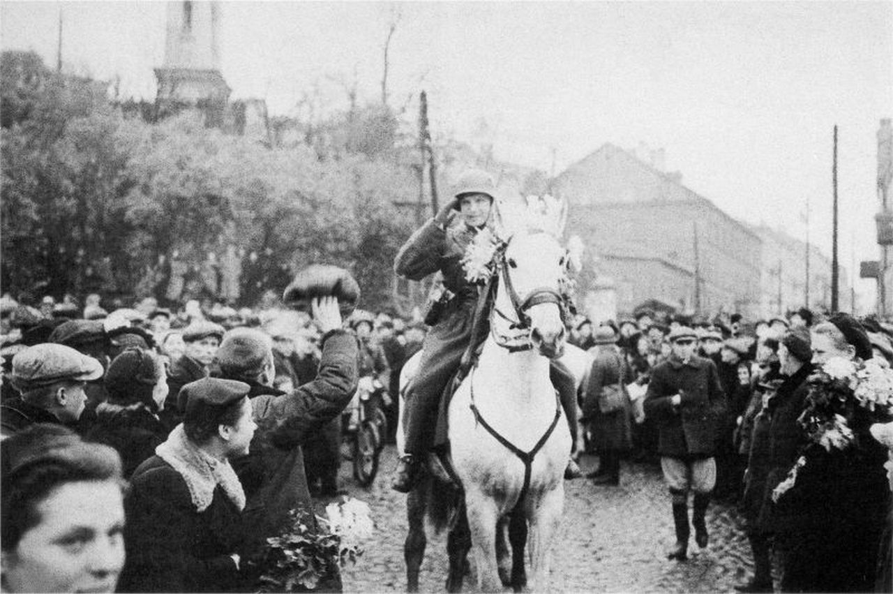 Жители переданного Литве Вильнюса встречают литовские войска. Снимок сделан у Зелёного моста (Žaliasis tiltas).