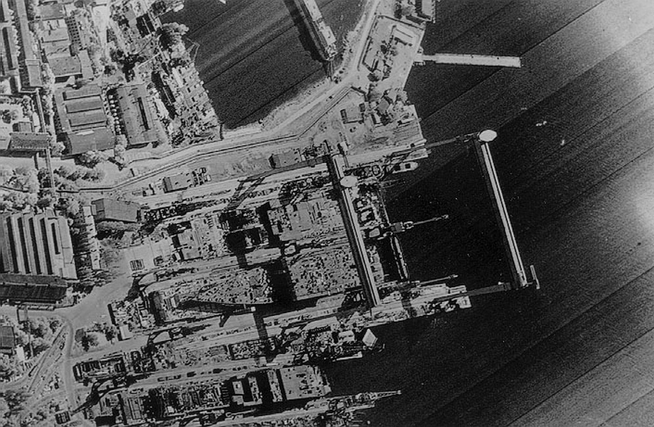 Изображение строящегося советского авианосца типа «Киев» на верфи в Николаеве, переданное разведывательным спутником КН-11.