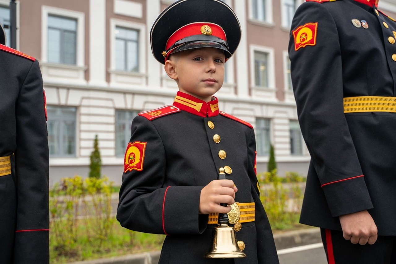 Учебный год для суворовцев начинается с поднятия государственного флага под гимн и с первого звонка.