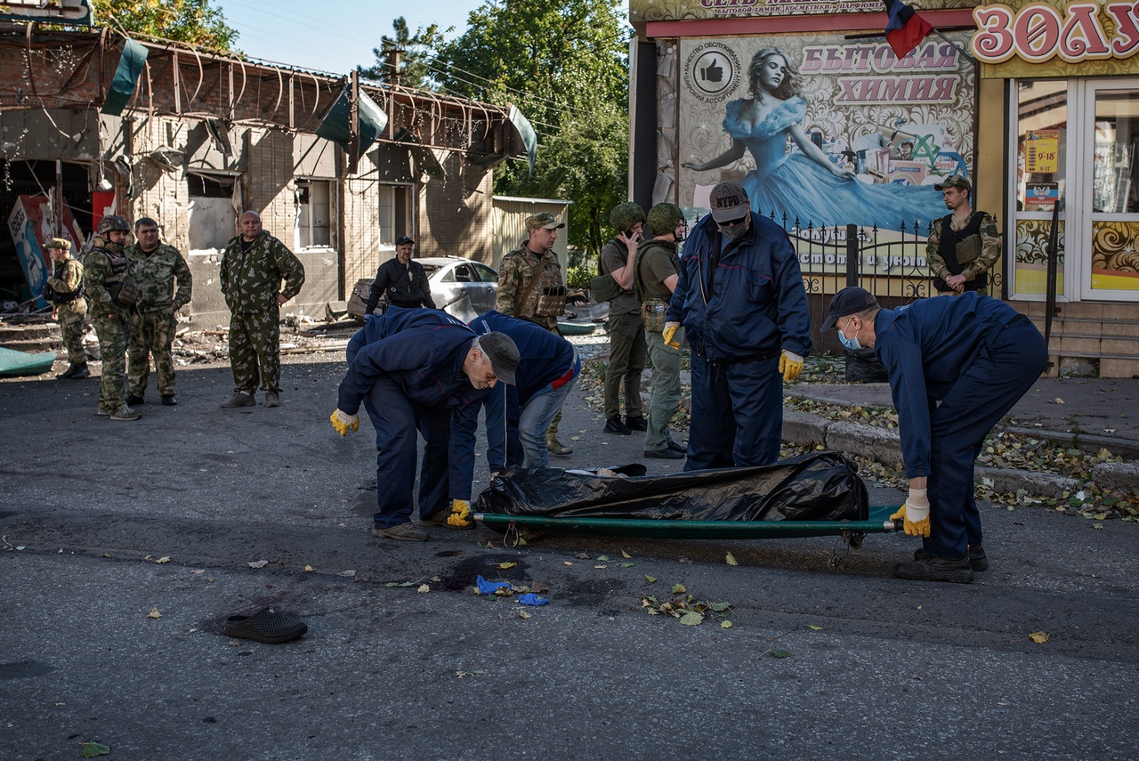 На месте происшествия работают врачи скорой помощи, военные, сотрудники МЧС, прокуратуры, Следственного комитета России. Чуть позже к ним присоединяются работники ритуальной службы ДНР.