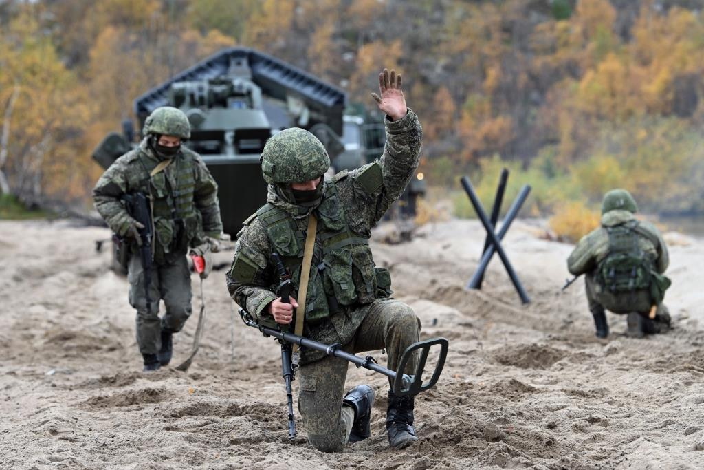 Военные инженеры Северного флота обеспечили движение воинской колонны в условиях арктического бездорожья.