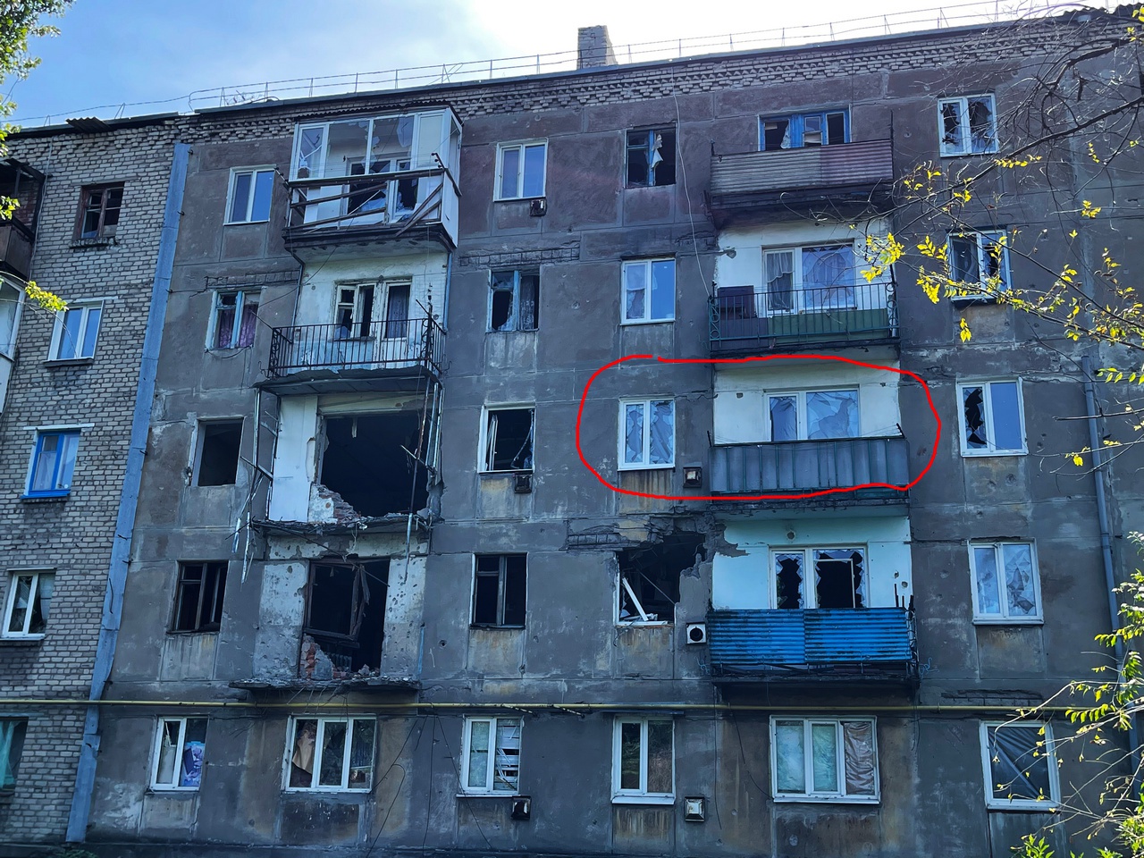 Фасад дома, где живёт Надежда Прохоровна, более похож на фрагмент Брестской крепости. Только вокруг её квартиры (обведено красным) три попадания из крупного. 