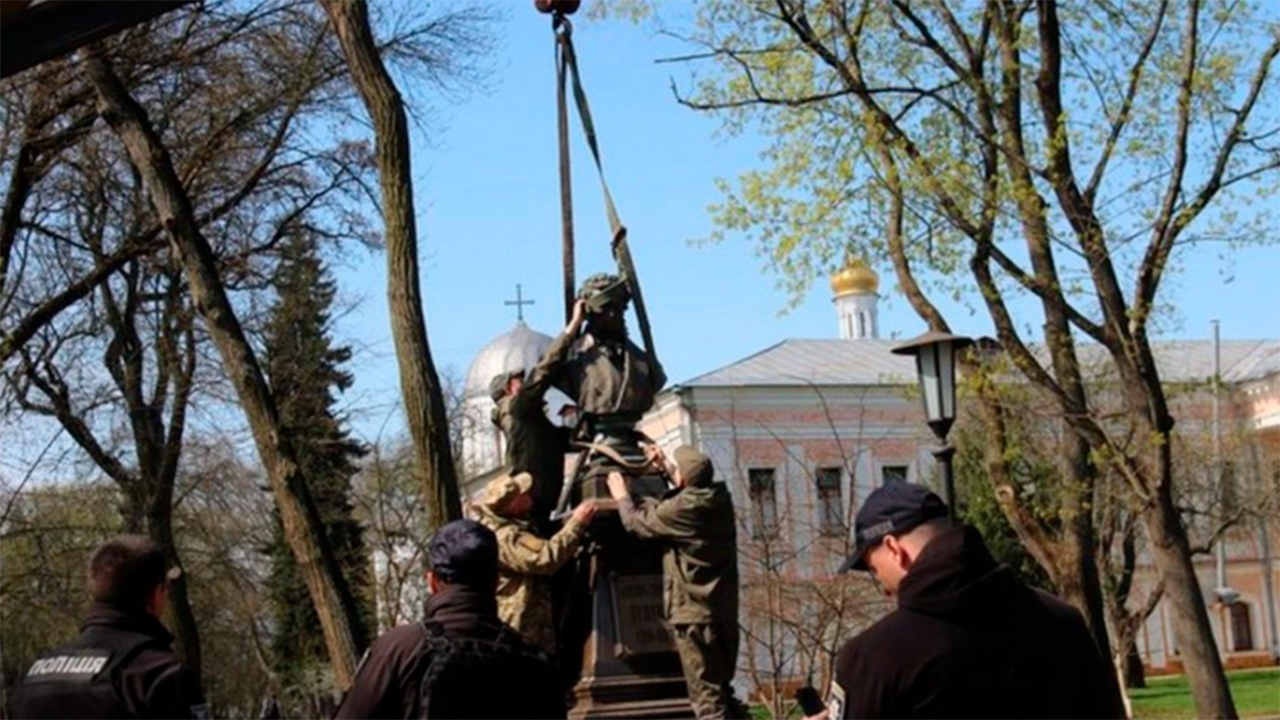 «Убей в себе русского»: cнос памятника Пушкину в Чернигове.