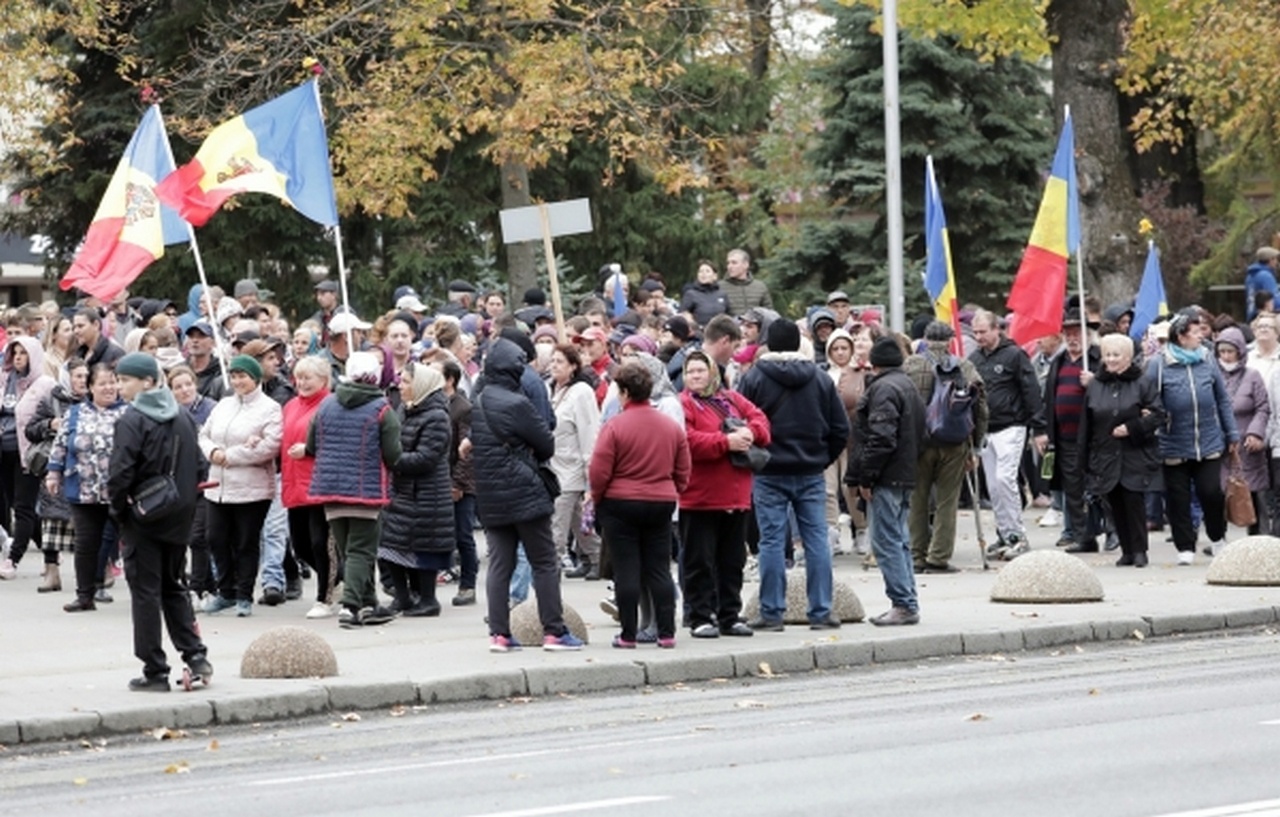 В стране не прекращаются митинги оппозиции.