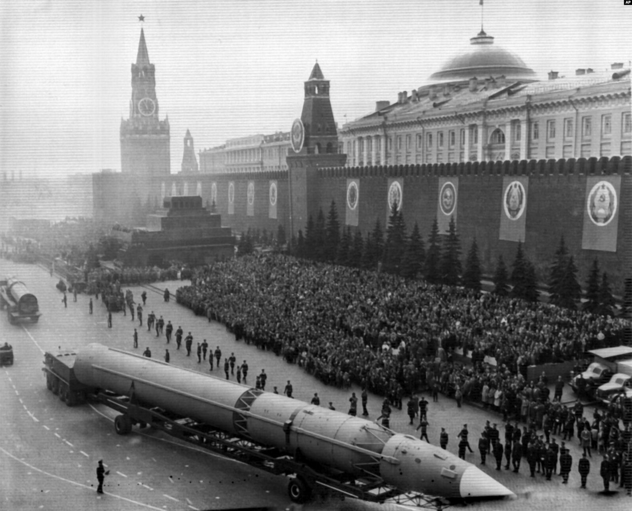 Парад 7 ноября 1965 г. Напугали американцев прилично.