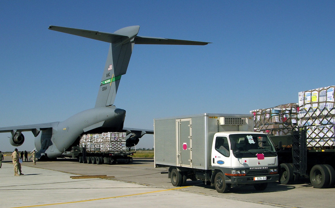 В Boeing C-17 Globemaster III влезет ну очень большая боеголовка.