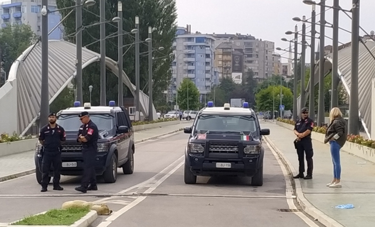 Итальянские карабинеры на мосту через реку Ибар в городе Косовска-Митровица.