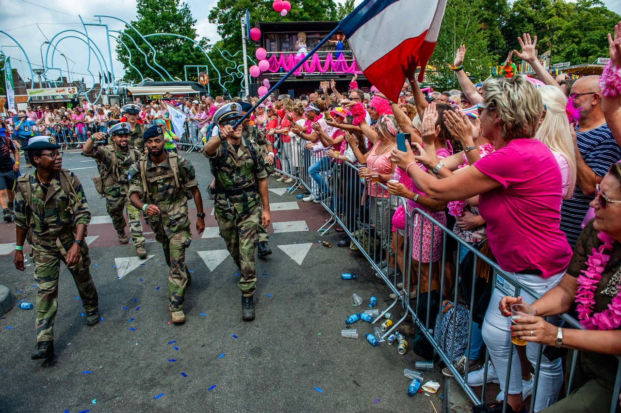 Вступайте в либеральные розовые ряды, господа военные.