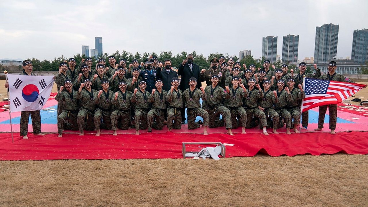 Министр обороны США Ллойд Остин и генерал армии Марк Милли, председатель Объединённого комитета начальников штабов ( в центре) - частые гости в Южной Корее.