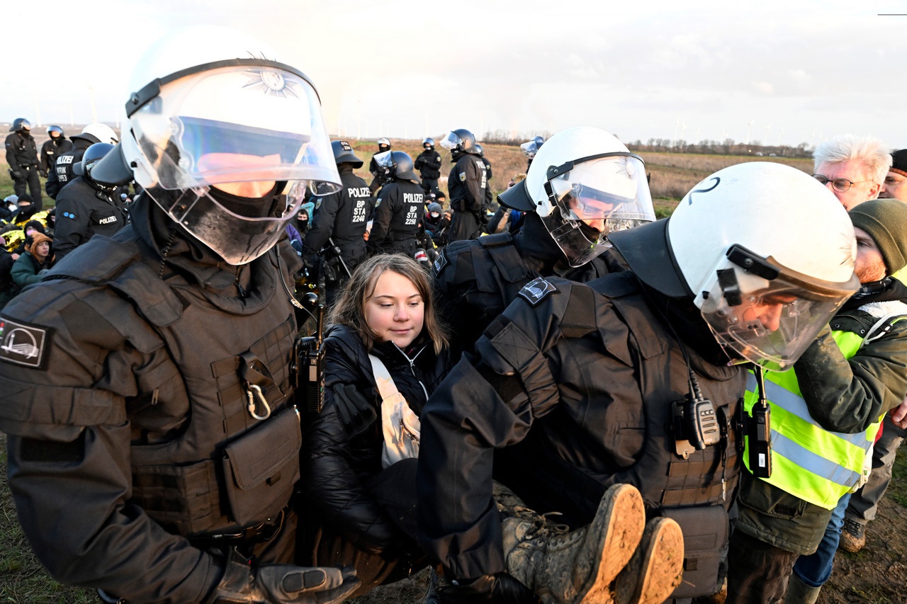 Грету Тумберг в Давос не позвали, а в мёрзнущей Германии «зелёную» активистку не поняли.