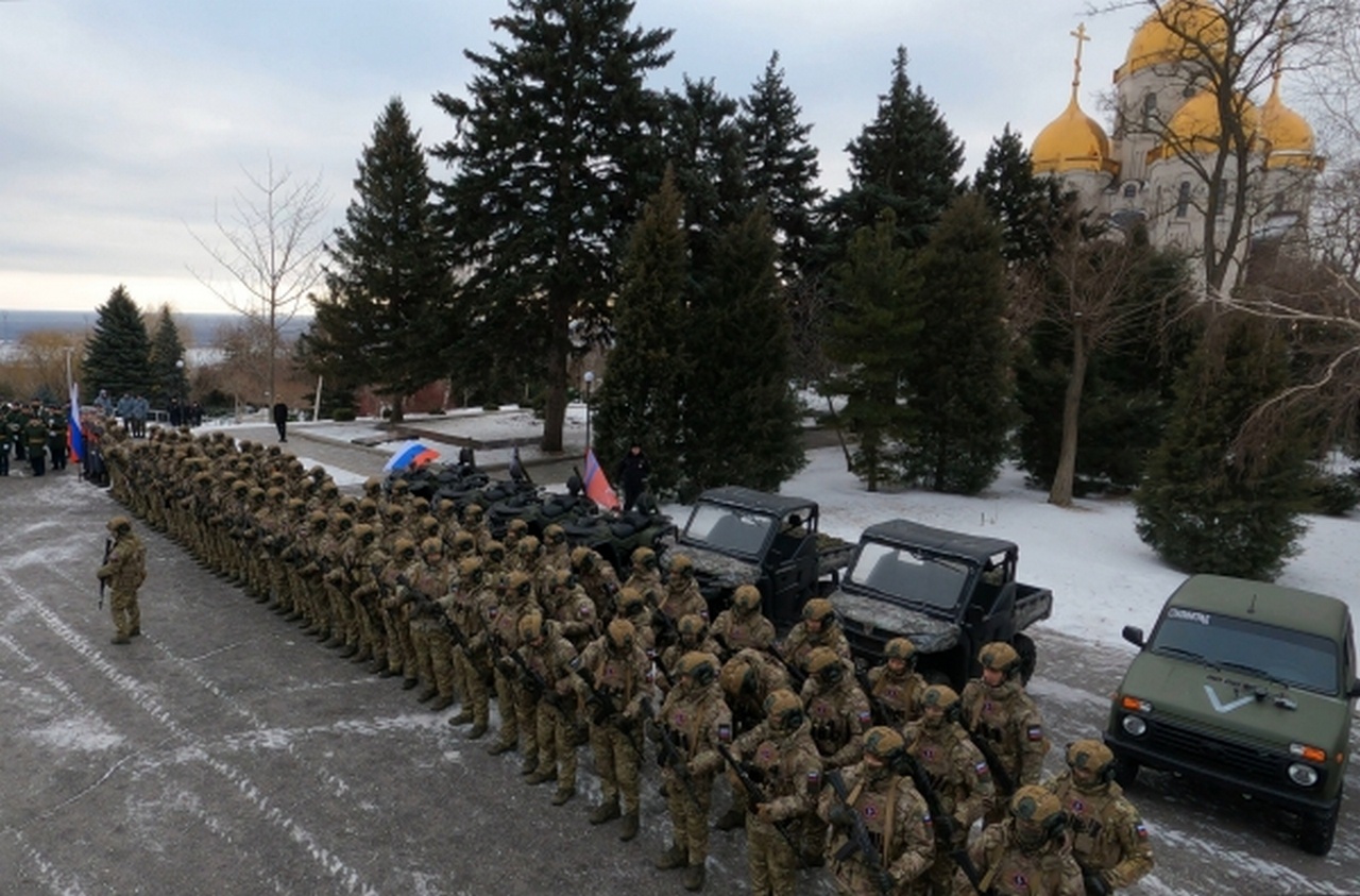 Добровольцы отряда «Сталинград» на Мамаевом кургане перед отправкой в зону проведения специальной военной операции.