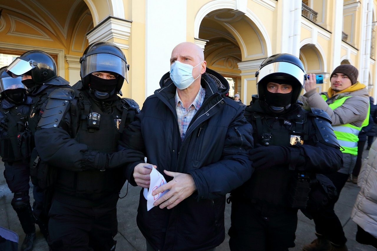 Задержание в Санкт-Петербурге участника несогласованного митинга против спецоперации на Украине.