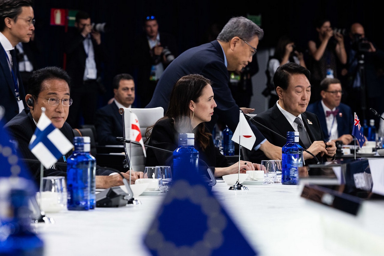 Фумио Кисида (премьер-министр Японии), Джасинда Ардерн (премьер-министр Новой Зеландии) и Юн Сок Ёль (президент Республики Корея) (слева направо) на саммите НАТО в Мадриде, июнь 2022 г.