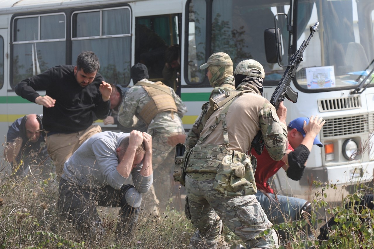 Боевики нередко берут журналистов в заложники.