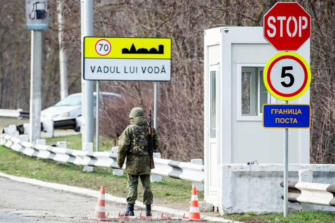 Миротворец на блокпосту в Приднестровье.