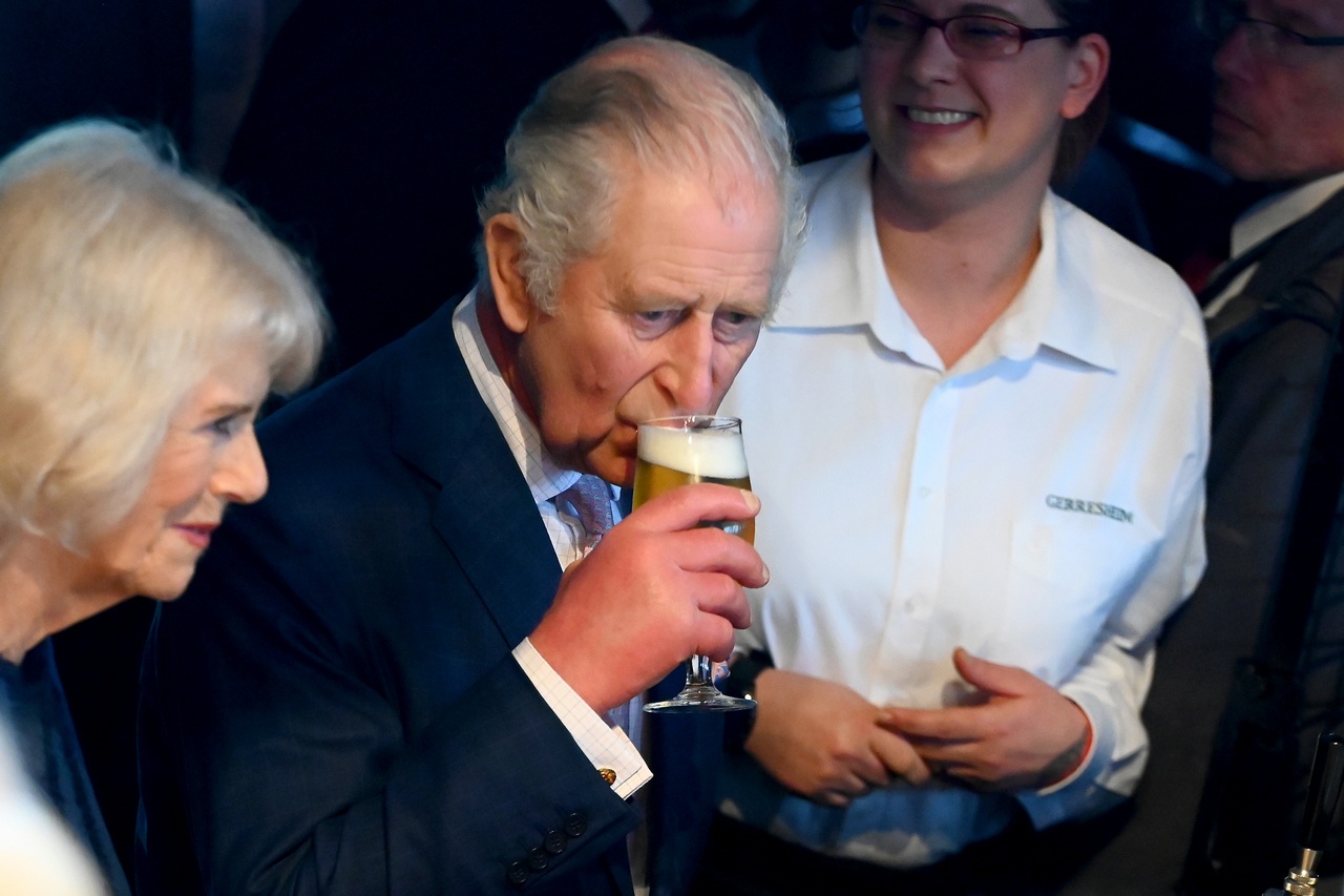 Король, находясь в Германии с визитом, не упустил случая попробовать местного домашнего пива.