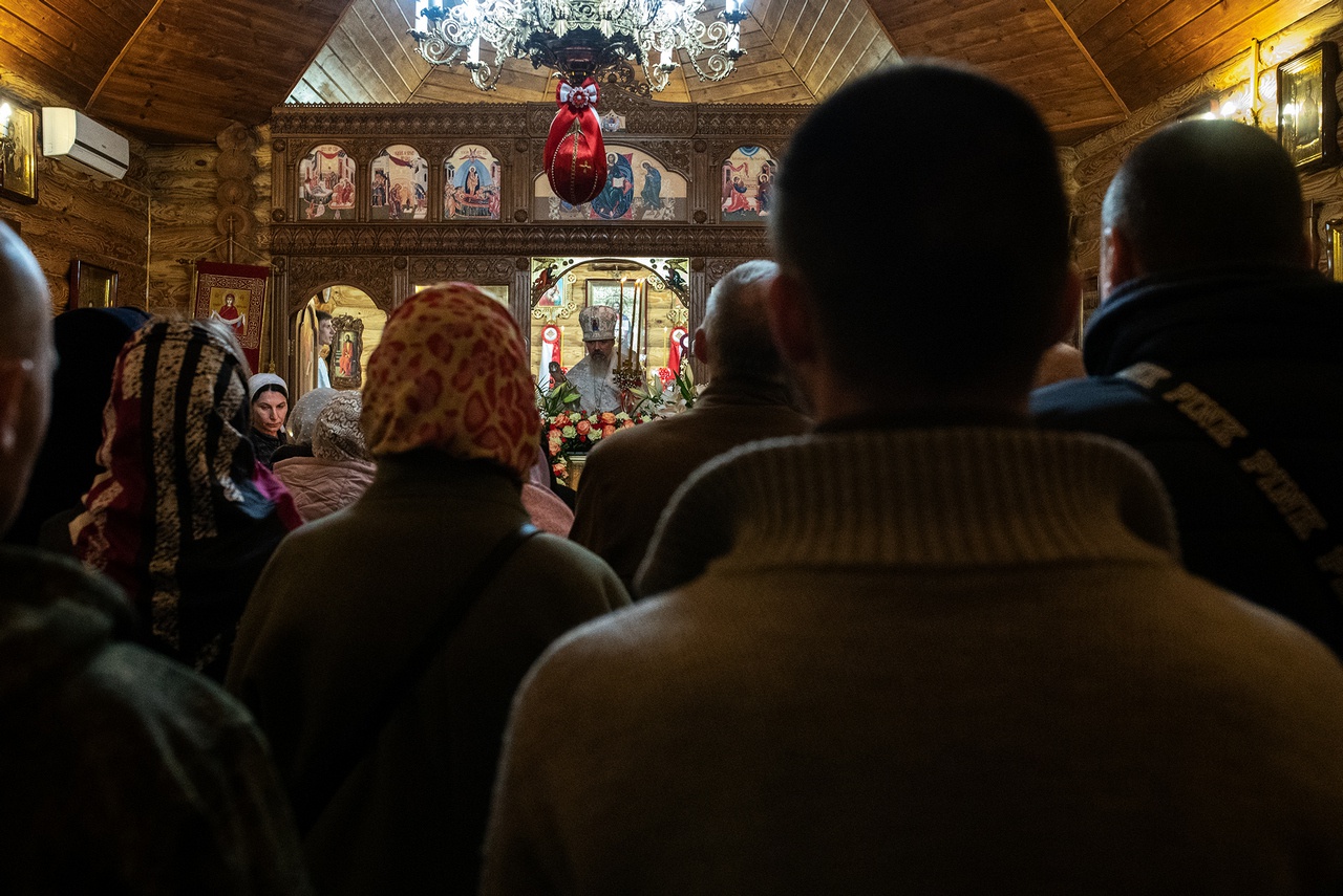 Свято-Введенский храм не мог вместить всех желающих принять участие в этом особом празднике.