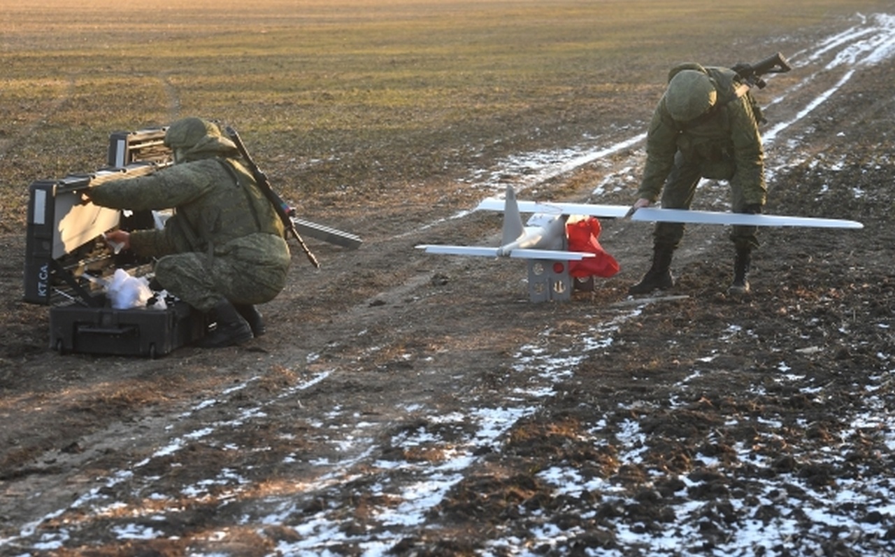 Расчёт беспилотного летательного аппарата «Орлан-10У» во время выполнения задачи в южном секторе СВО.