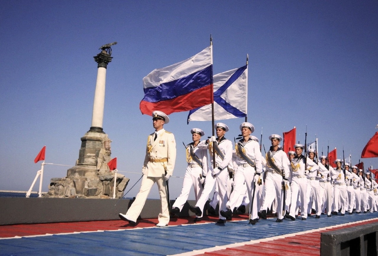 В парадном строю - моряки-черноморцы.