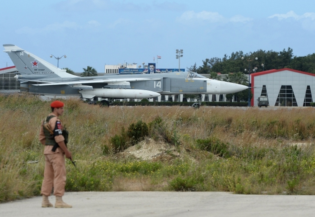 Самолёт Су-24 ВКС России на взлётно-посадочной полосе на авиабазе Хмеймим в Сирии.