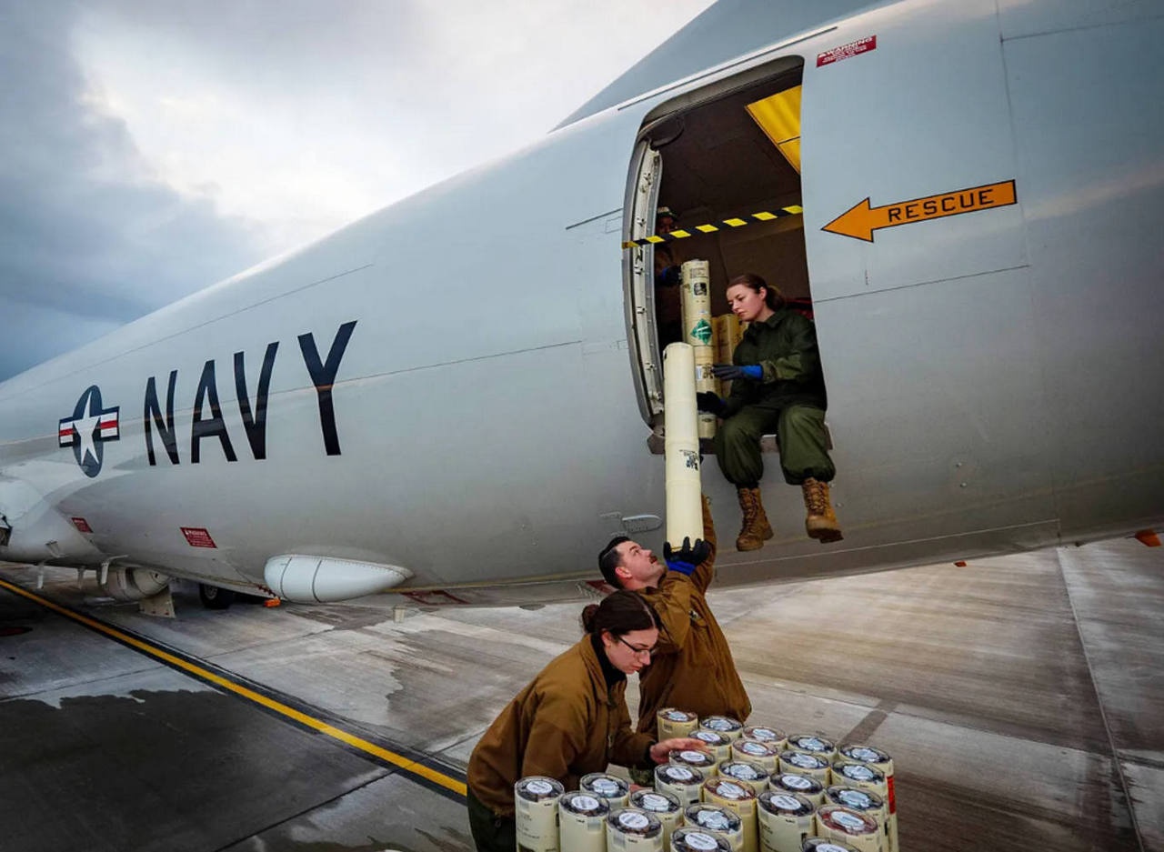 Погрузка гидроакустических буёв AN/SSQ-125 на самолёт P-8A Poseidon.