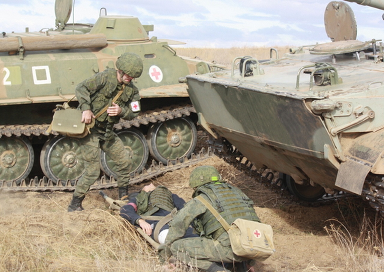 Занятия по тактической медицине с военнослужащими проводят волонтёры из числа гражданских врачей.