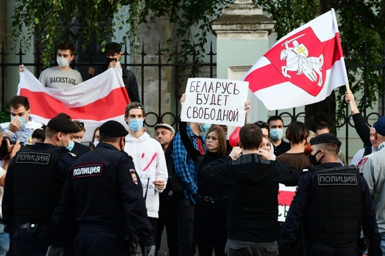 Одно дело стоять с плакатом, совсем другое - воевать.